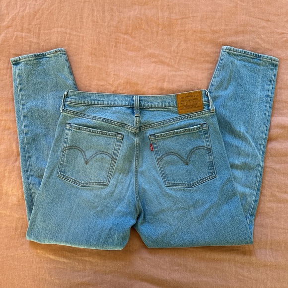 Levi’s Wedgie in Light Wash 🐎 - Picture 2 of 3